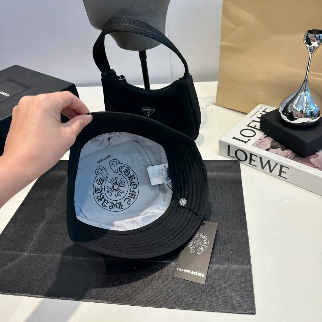 P70 𝐶ℎ𝑟𝑜𝑚𝑒 𝐻𝑒𝑎𝑟𝑡𝑠 Crow Heart Chocolate Barbie Pink Cross Leather Brand Horseshoe Roll Sleeves Sanskrit Letters Fisherman Hat Sun Hat
